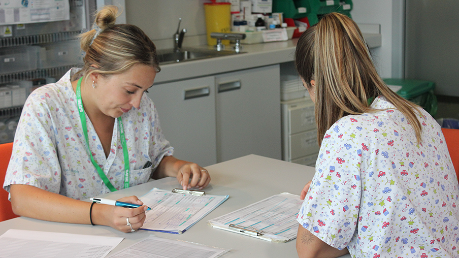 Enfermeras especialistas en pediatría en el Hospital Son Espases